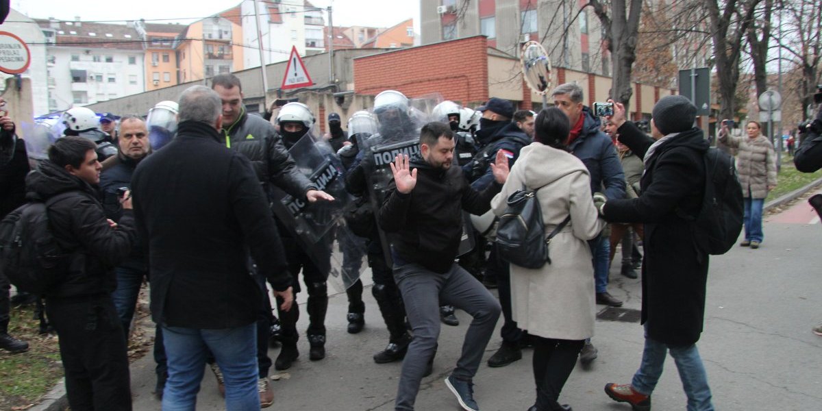 Sada je sve jasnije! Evo otkud 'blokadna kuharica' na nasilnim protestima u Srbiji!