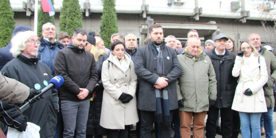 Cirkus opozicionara u Novom Sadu! Blokirali kapiju policijske stanice, ne dozvoljavaju marici da prođe! (VIDEO)