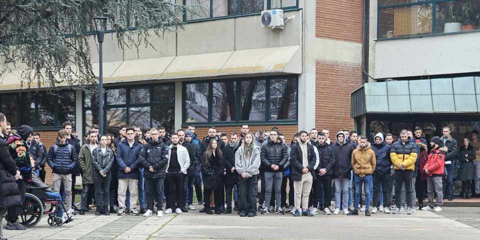 Nema blokade fakulteta u Čačku! Grupa studenata se okupila na 15 minuta na platou izpred zgrade (FOTO/VIDEO)