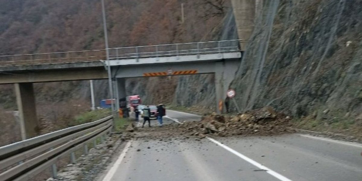 Kamenje se survalo na magistralu kod Čačka! Formiraju se ogromne kolone!