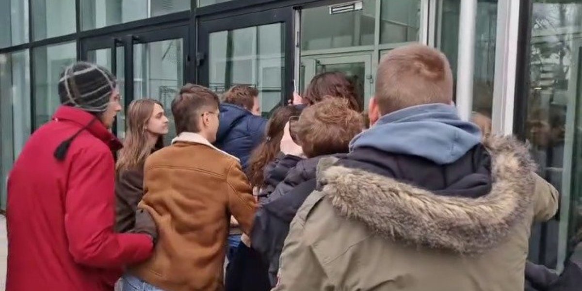 Nasilni upad! Ovi "studenti "blokiraju Rektorat u Novom Sadu! (FOTO/VIDEO)