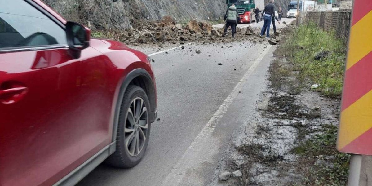 Ogromna količina kamenja se odronila na put! Samo je jedna stvar sprečila veliku tragediju