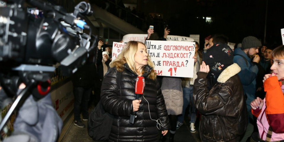 Čist teror! Linčovanje ekipe Informera ispred RTS: Branku i snimatelja ekstremisti saterali u ćošak (VIDEO)