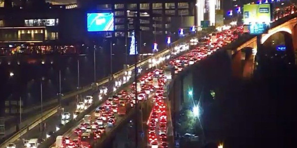 Totalni kolaps u Srbiji: U ovom pravcu vozila čekaju više od 4 sata (FOTO)