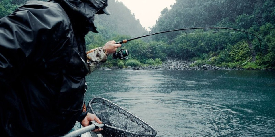 Pecaroš tražio crve, a pronašao ovo: Pitanje je da li mu sledi nagrada