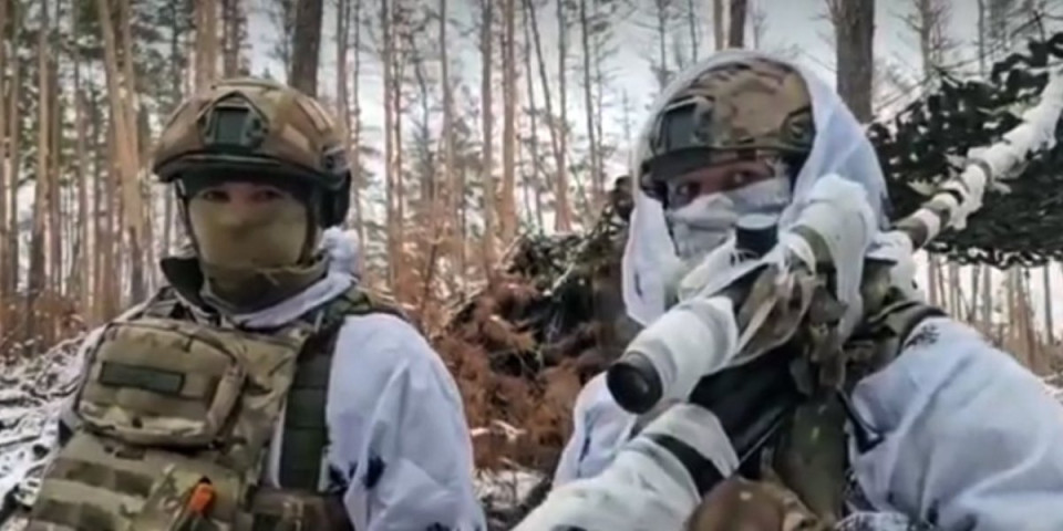 (VIDEO) Herojski potez ruskog snajperiste digao vojsku na noge! Nedelju dana ležao u snegu samo zbog jedne stvari, a onda...