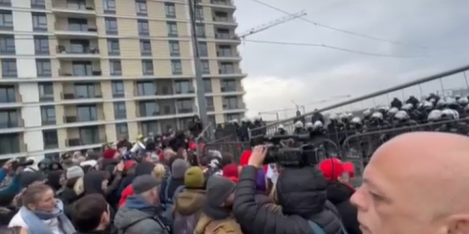 Ovo je nečuveno! Incident kod Starog mosta: Nasilna opozicija krenula na policiju (VIDEO)