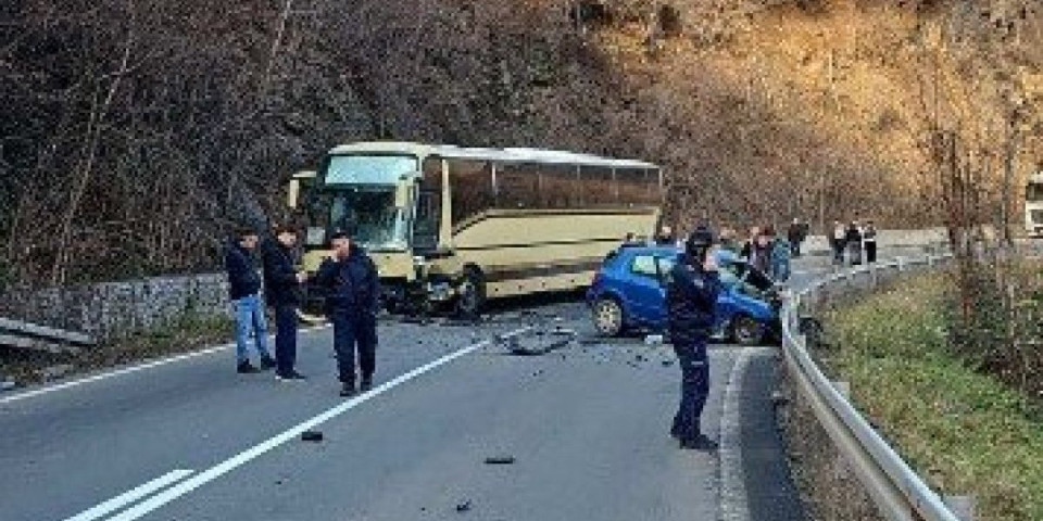 Stravična scena na mestu nesreće! Automobil uništen, delovi na putu, saobraćaj obustavljen! (FOTO)