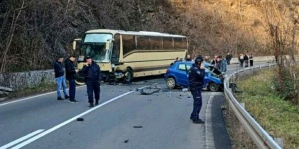 Hitna pomoć prevozi povređenu decu u kraljevačku bolnicu! Autobus sa đacima sa Kosmeta se sudario sa automobilom!