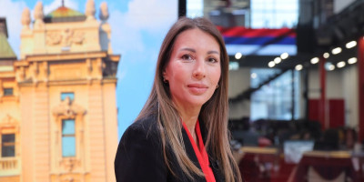 Vlada Republike Srbije uputila je novi zahtev Kancelariji za kontrolu strane imovine (OFAC) Ministarstva finansija Sjedinjenih Američkih Država (SAD) u kojem je podržala zahtev Naftne industrije Srbije (NIS) za produženje važeće dozvole za rad NIS-u, koja ističe 29. jula, za dodatnih 180 dana, rekla je danas ministarka rudarstva i energetike, Dubravka Đedović Handanović.