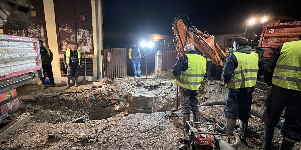 Haos u Požarevcu! Ulica "progutala" auto, grad ostao bez vode