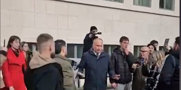 Skandalozno! Milana Vlaisavljevića, pokrajinskog poslanika, napali opozicioni aktivisti! (VIDEO)