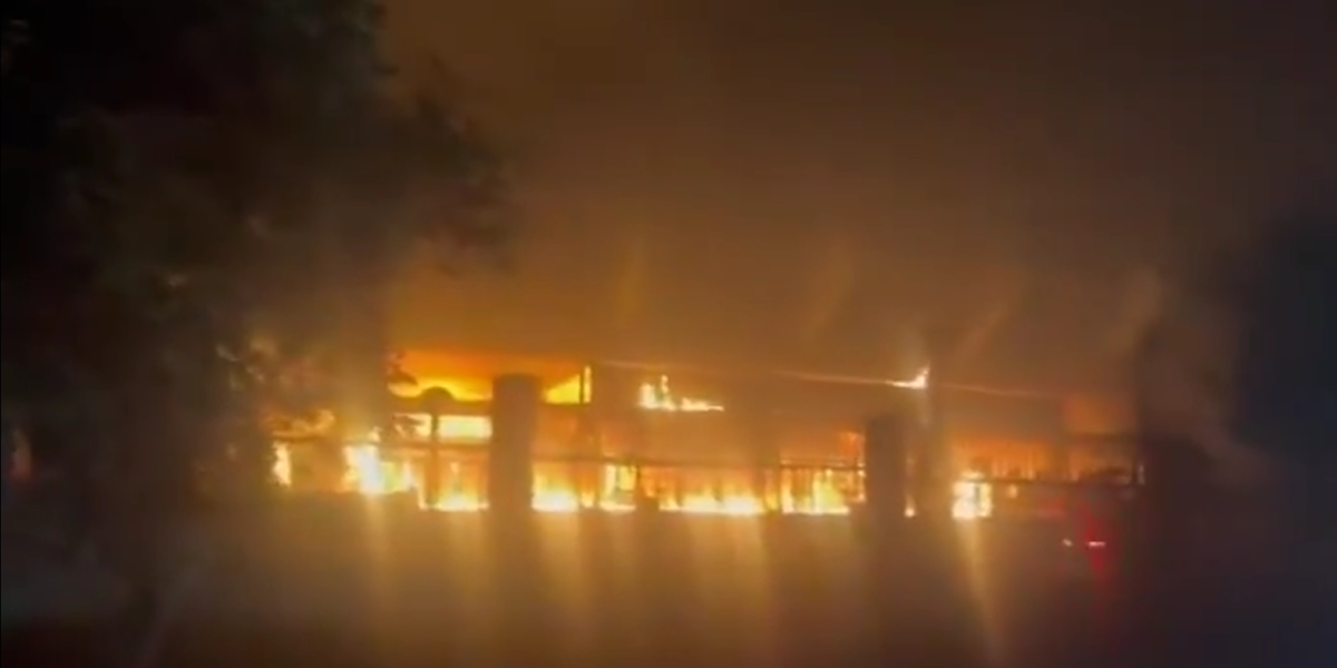 Najveći sirijski stadion u plamenu! Da li su ekstremisti uništili poslednji bastion Asadove vlasti? (FOTO/VIDEO)