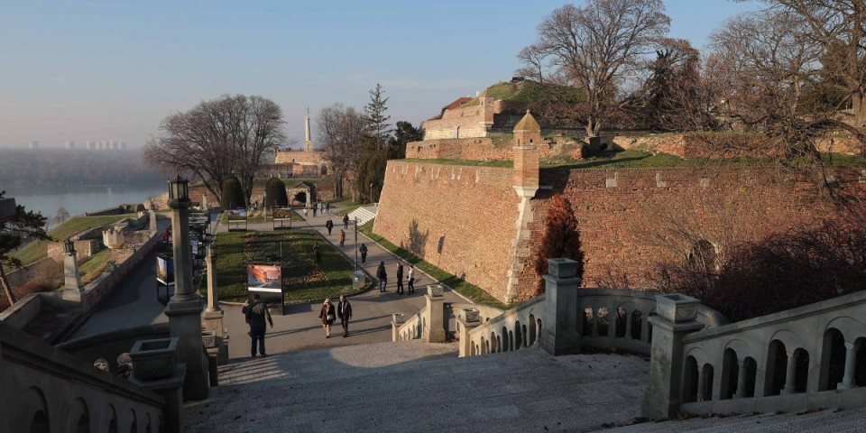 Vatrogasci na nogama! Izbio požar na Kalemegdanu