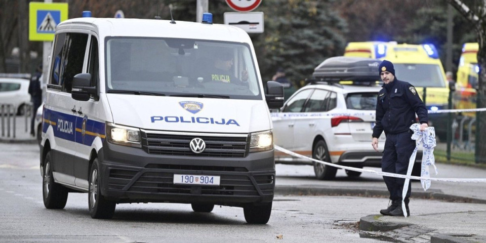 "Bmw" se zakucao u tramvajsku stanicu: Hitna prevezla povređene u bolnicu