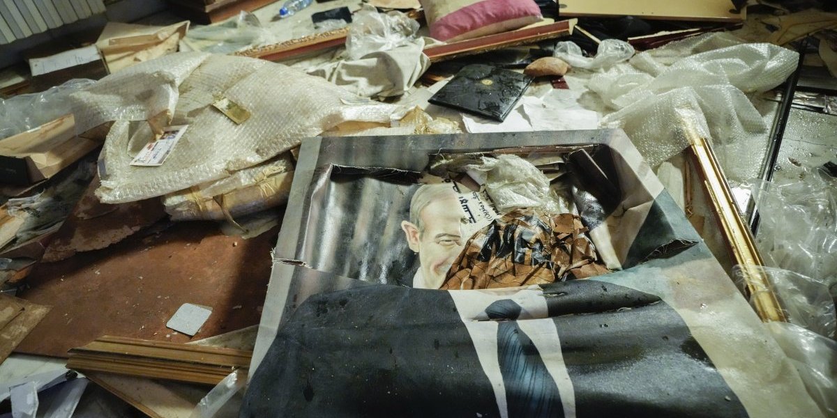 (VIDEO) Provokacije ne prestaju! Sirijci čekićem skinuli ime Asadovog oca sa džamije u Damasku