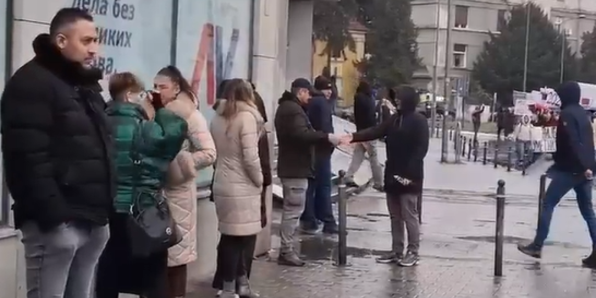 OVO SU OLOŠI NAJGORI! Rukuju se, pa prskaju suzavcem u oči!? (VIDEO)