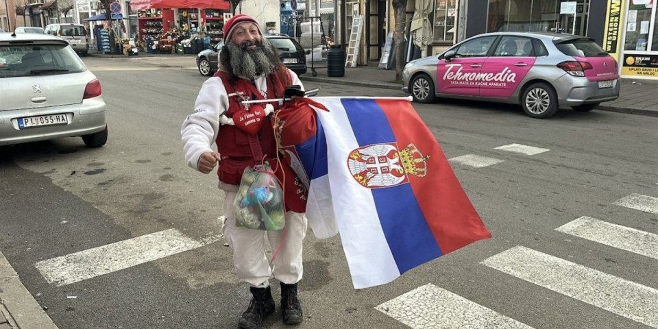 Veseli Deda Mraz zaštitni je znak Bele Palanke! Svi ga znaju pod nadimkom Disko, on objasnio zašto!