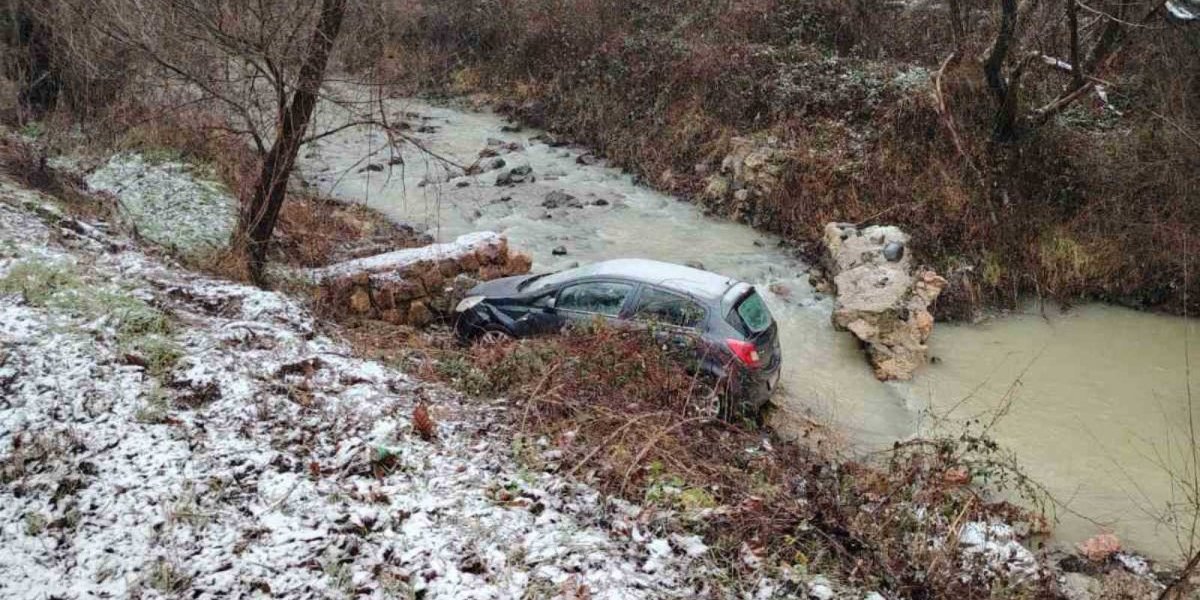 Beograđanin proklizao u krivini, pa niz liticu završio na obali reke kod Kosjerića! Za "dlaku" izbegnuta tragedija! (FOTO)