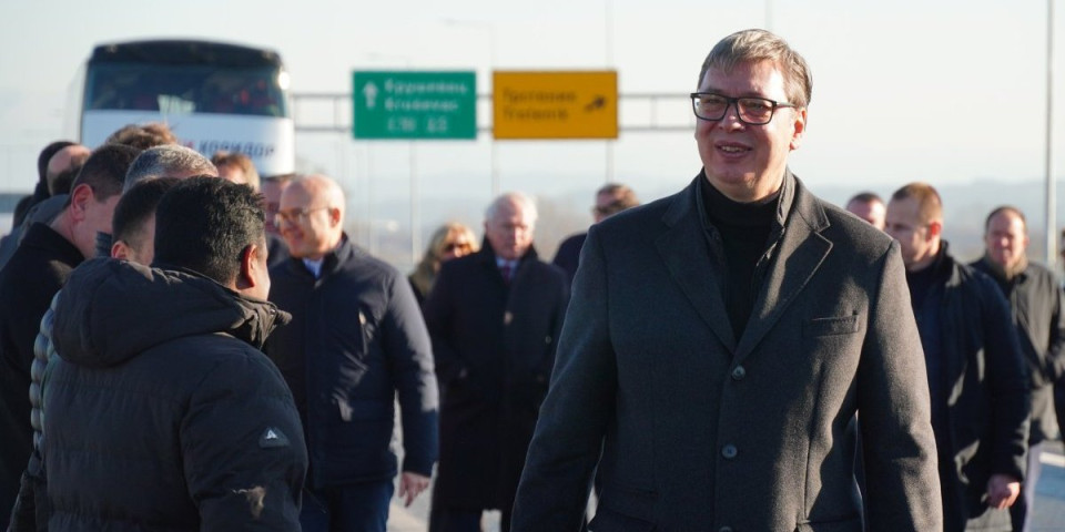 Lažovi ne znaju razliku između helikoptera i aviona! Tajkunski mediji nastavljaju sa svojim napadima na Vučića! (FOTO)