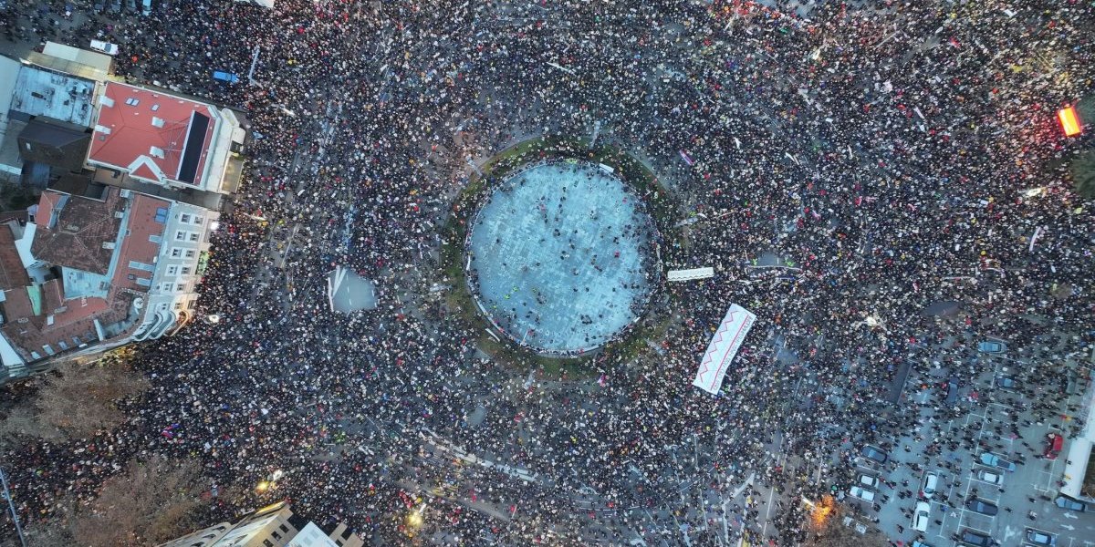 Ovi su potpuno prolupaliI: Kažu da su protesti bili na 45.000 kvadrata, a Slavija ima 8.000 (FOTO)