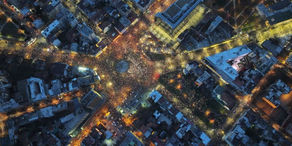 NOVA FOTOGRAFIJA IZ DRONA! Tačkasti softver prebrojao 18.539 ljudi, opozicija širi lažne slike sa Slavije