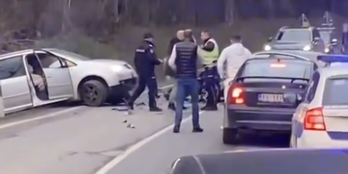 Težak udes kod Iriškog venca! Kola uništena, jedno vozilo sletelo s puta! (VIDEO)