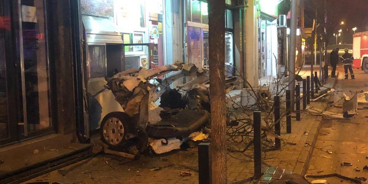 Prve slike tragedije u Paraćinu! Jezive scene - kola prepolovljena, delovi rasuti po putu! (FOTO/VIDEO)