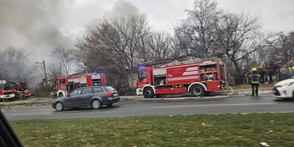 Požar na Adi Ciganliji: Gori magacinski prostor, intervencija u toku