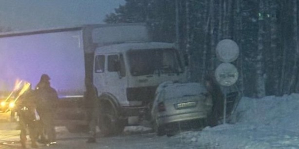 Kamion se direktno zakucao u automobil! Udes na Zlatiboru, ima povređenih: Bilo je strašno!