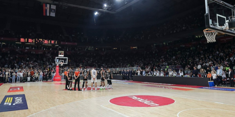 Šta će "grobari" reći?! Zvao ga Partizan, a sinoć sa šalom oko vrata bodrio Zvezdu (FOTO)