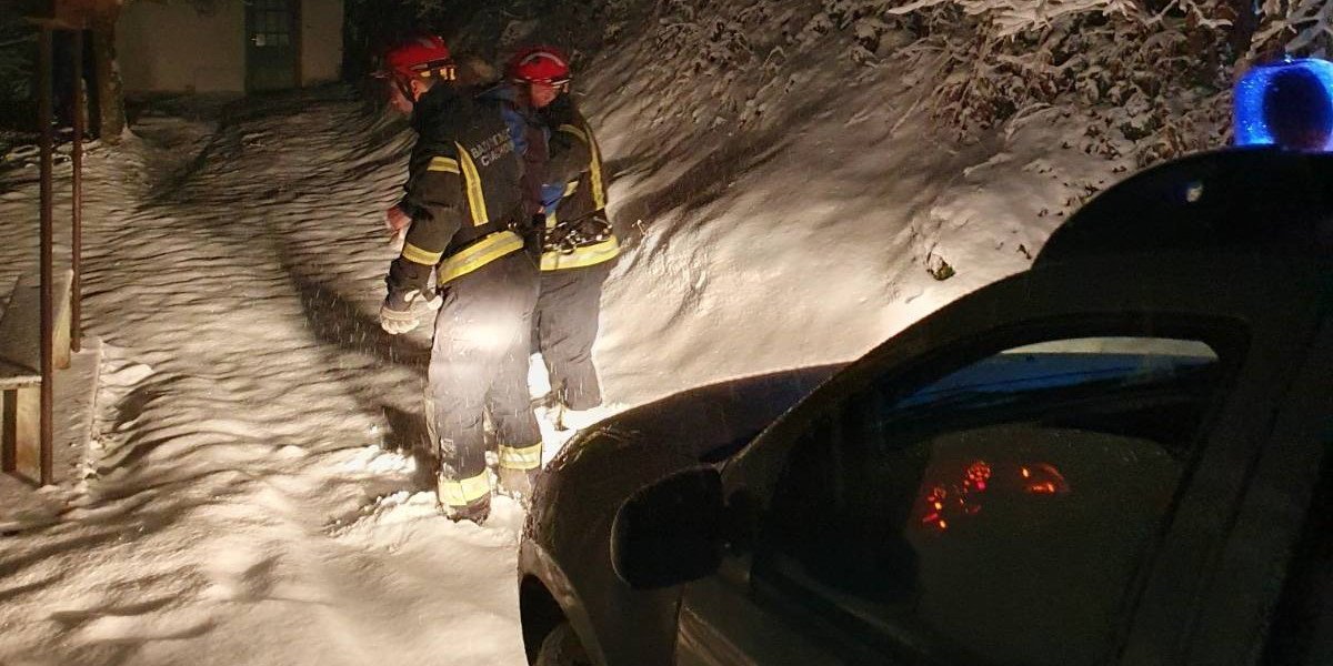 (VIDEO) Od snega nije mogao dalje! Spasioci ga doveli do kućnog praga!