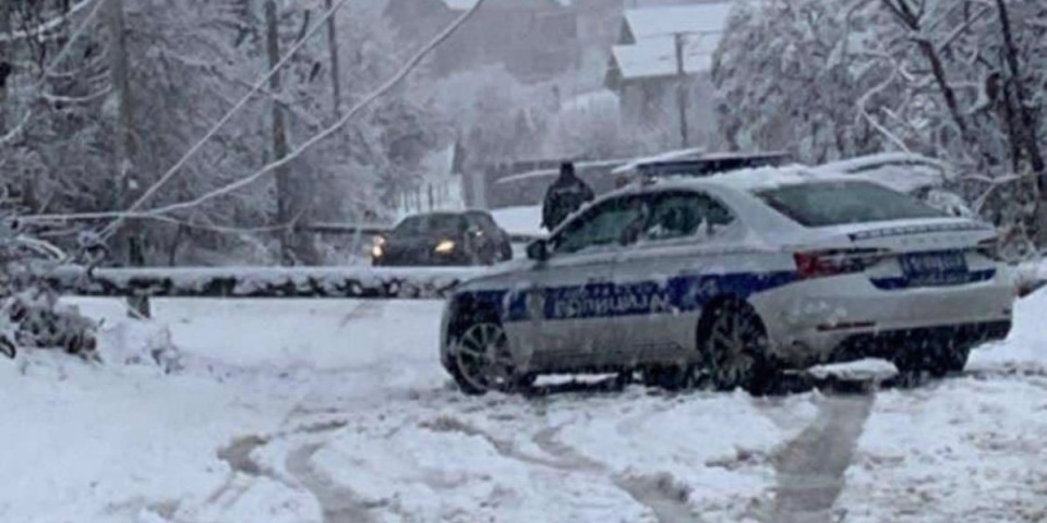 Zbog snega i kolapsa hitno se oglasio MUP: Vozači, danas sledite ova uputstva