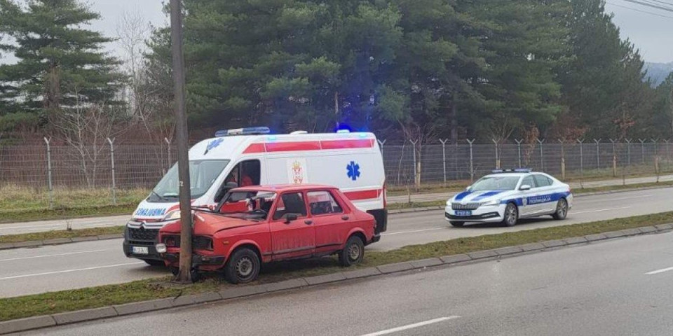 Sleteo s puta i zakucao se u banderu! Vozač hitno hospitalizovan! (FOTO)