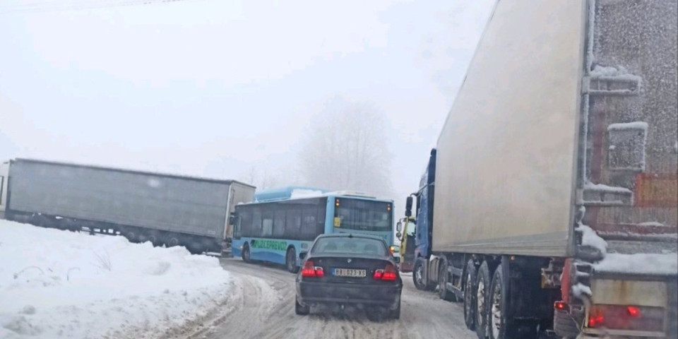 Pažnja, ako idete u ovom pravcu! Šleperi napravili haos