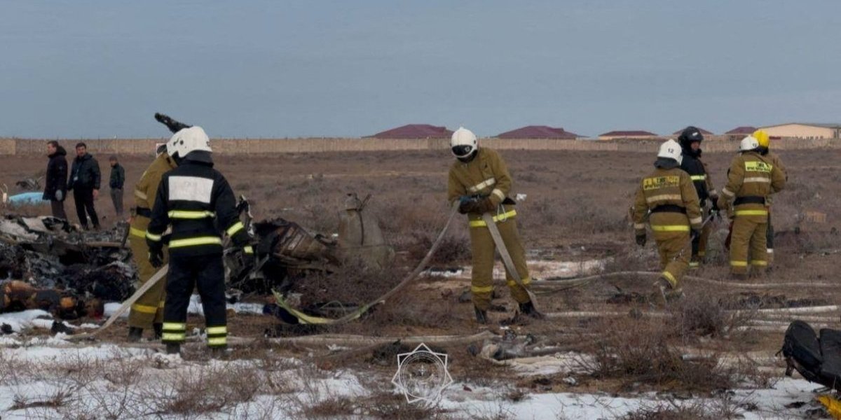 Vatrogasci gase zapaljene delove letelice