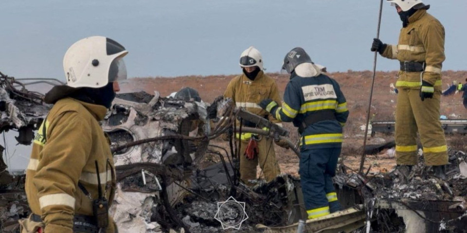 (FOTO) Avion prepolovljen, više od 30 poginulih! Ovo je stravičan prizor nakon pada aviona u Kazahstanu!