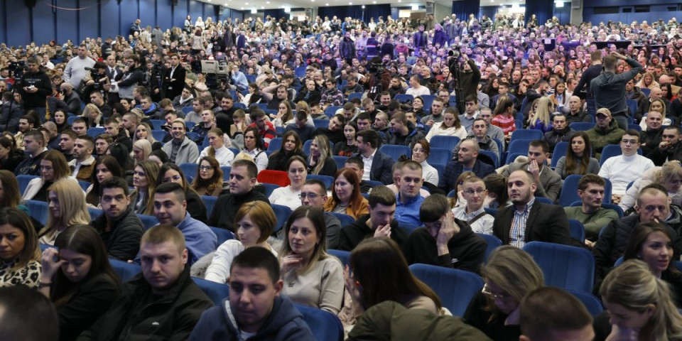 Lažni studenti pokušali da naprave incident na tribini u Sava Centru! Isplivala prepiska koja sve dokazuje (FOTO)