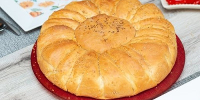 Ova slatka pogača sa puterom i suvim kajsijama miriše na detinjstvo i topi se u ustima.