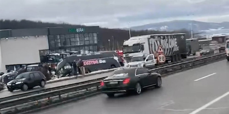 Težak udes na jugu Srbije! Sudar autobusa i automobila, više od 20 osoba povređeno!