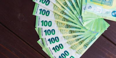 Zvanični srednji kurs dinara za evro će u ponedeljak iznositi 117,1836 dinara.