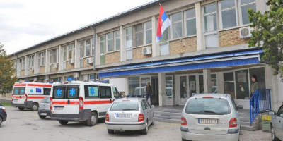 Ministar zdravlja Zlatibor Lončar izjavio je danas da će u domovima zdravlja biti uvedene noćne smene sa ciljem da se smanje gužve i čekanja u urgentnim centrima, a da građani brže dobiju adekvatnu lekarsku pomoć.