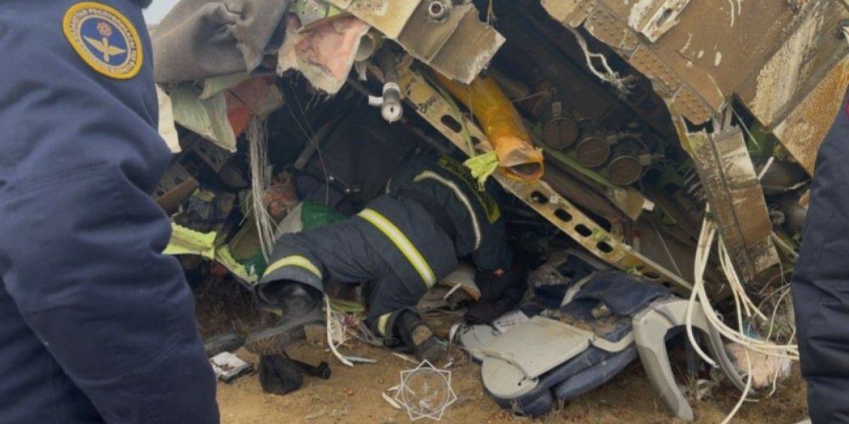 Nove slike nesreće aviona u Kazahstanu: Ovako je izgledala akcija spašavanja putnika (FOTO GALERIJA)