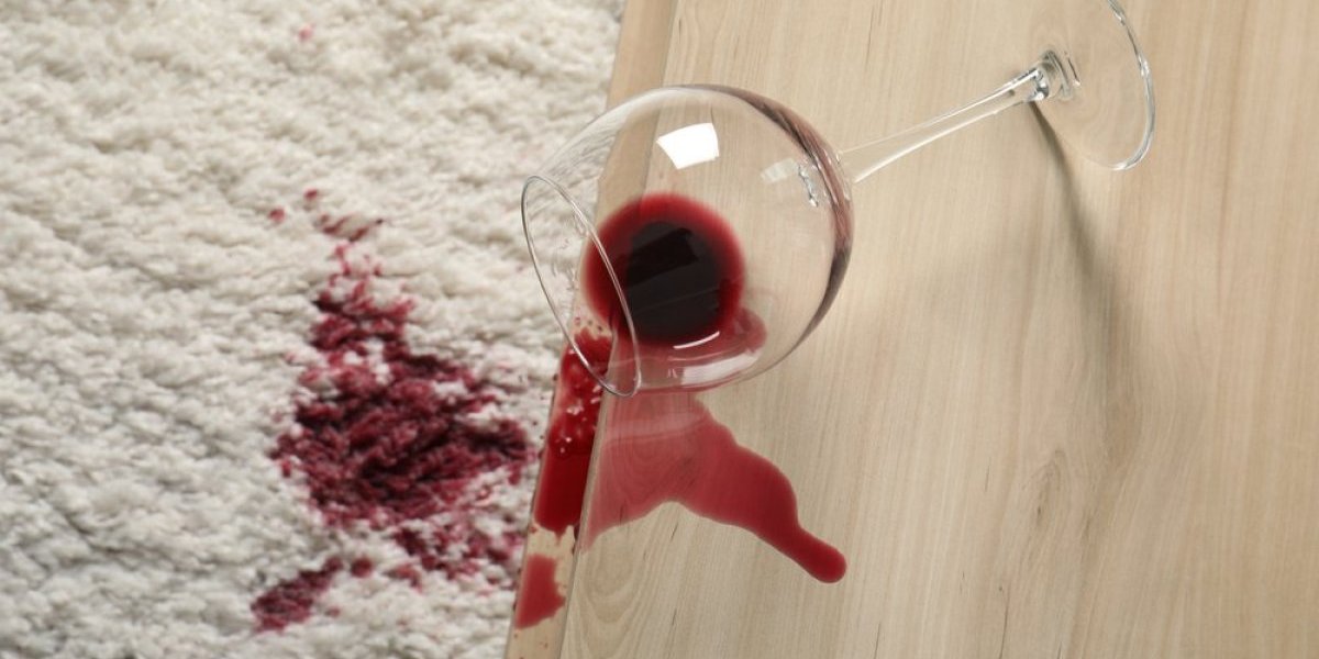 Rešite se lako fleka od crnog vina! Sve što vam treba je jeftina namirnica iz kuhinje