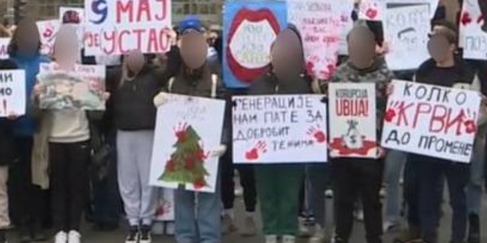 Sram vas bilo bagro! Izveli dečicu iz osnovnih škola na protest i uvalili im da drže transparente (VIDEO)