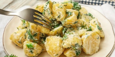 Krompir salata sa pestom se topi u ustima, ima intezivan ukus i odlično se slaže uz druga jela.