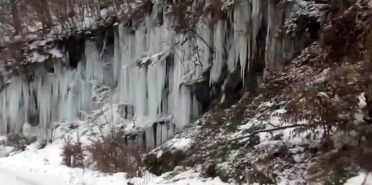 Od lepote ledenog vodopada zastaje dah! Svake godine nadomak Ivanjice nastaje fantastičan prirodni fenomen (VIDEO)