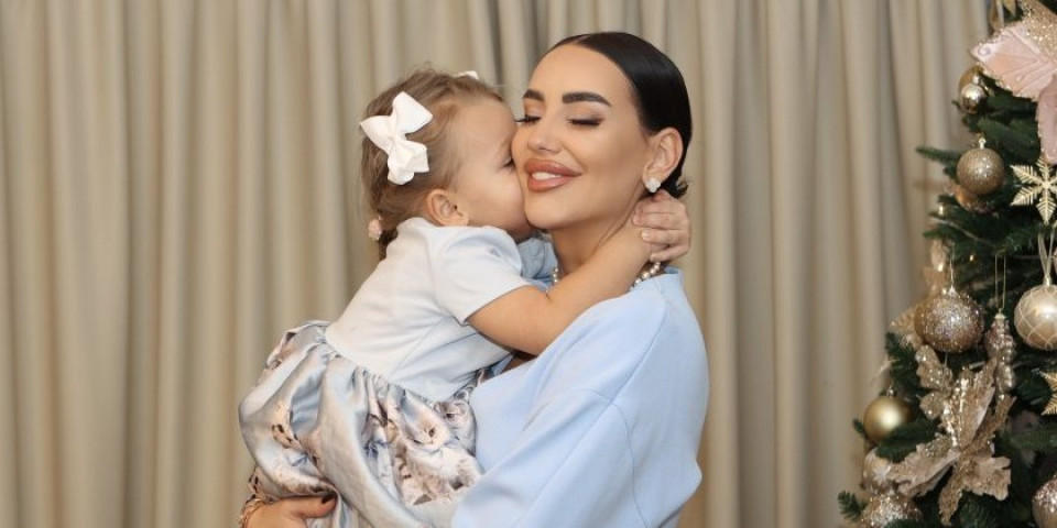 Torta na pet spratova sa pravom zlatnom ribicom: Kaća Grujić za ćerku napravila bajku (FOTO)