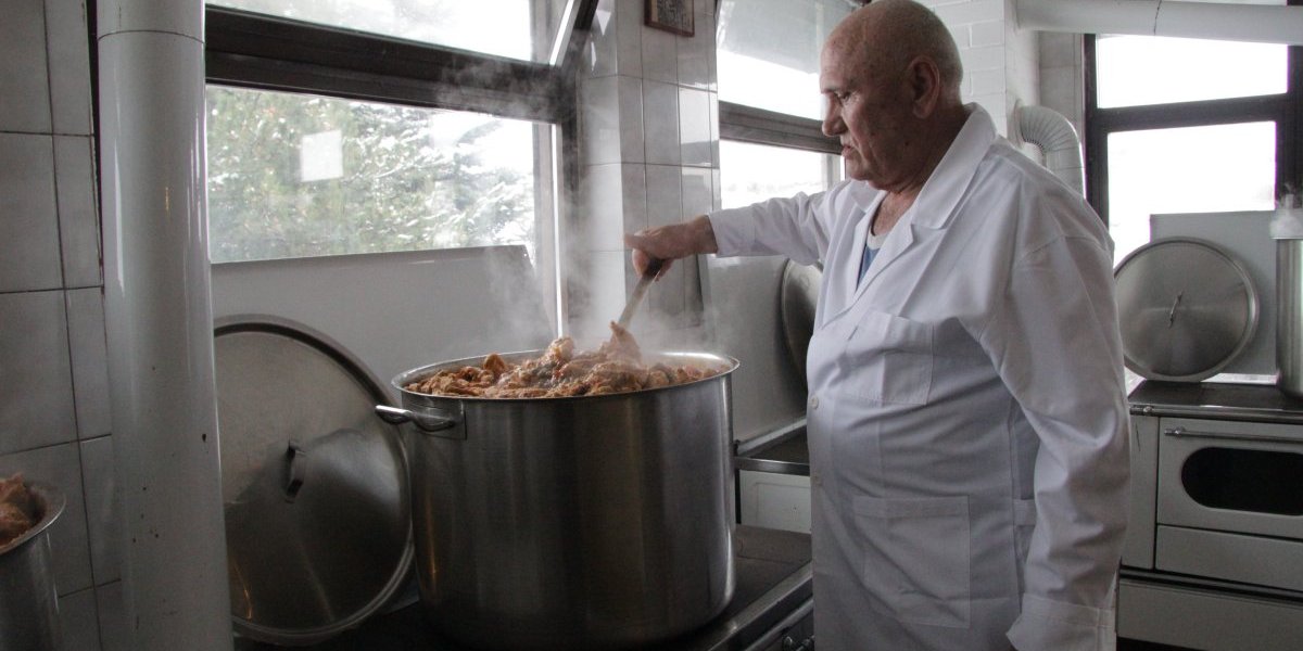 Ova narodna kuhinja Srbima na Kosmetu znači život: "Majka devet Jugovića" svakodnevno obezbedi topli obrok za više od 2.000 ljudi (VIDEO)