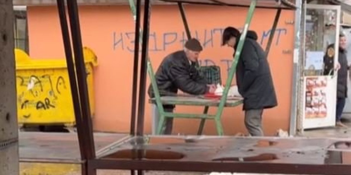 Mladi Tiktoker položio test zrelosti i humanosti! Kupio sav sir od deke na pijaci, pa mu dao mnogo više novca od tražene sume (VIDEO)